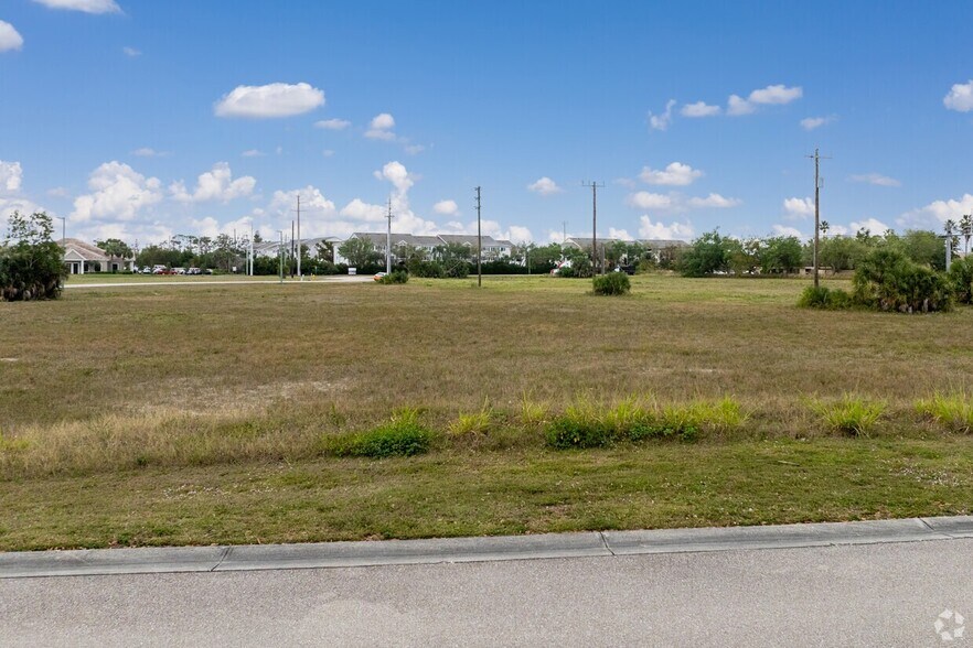 5244 Summerlin Commons Way, Fort Myers, FL for lease - Building Photo - Image 3 of 5