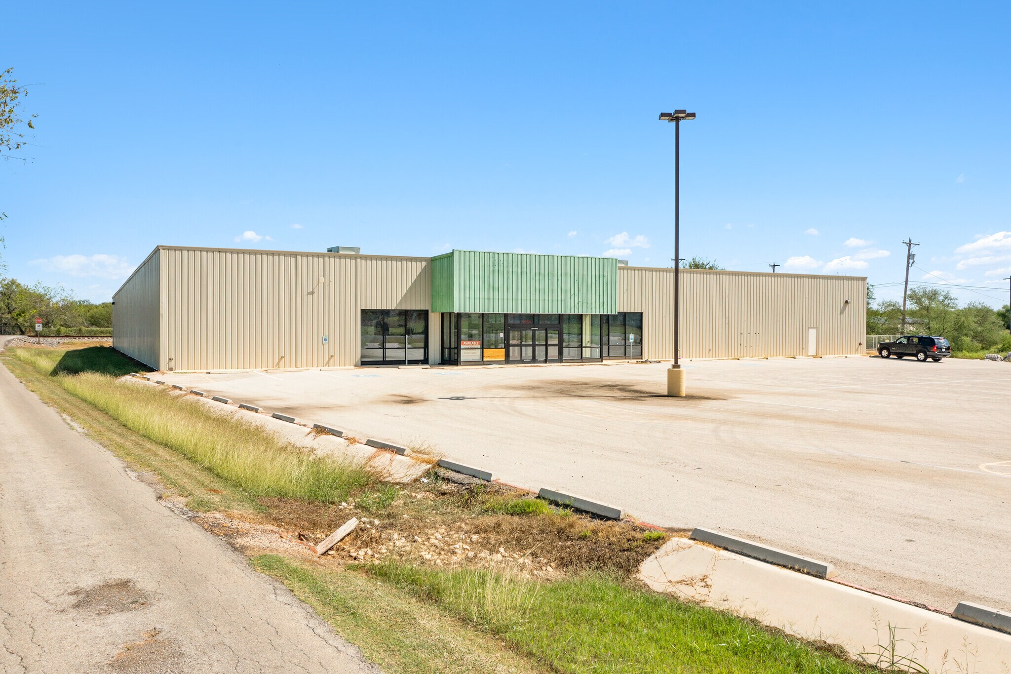 1064 N Main St, Cotulla, TX 78014