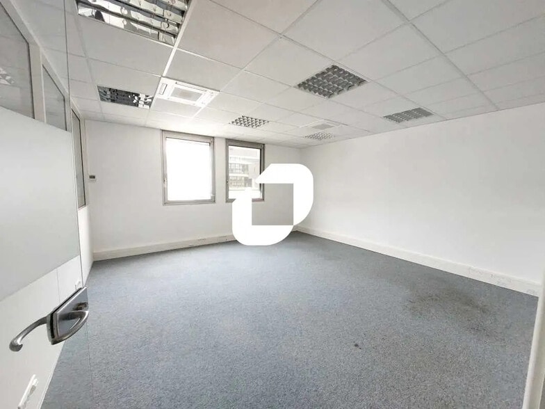 14 Avenue Gustave Eiffel, Montigny-le-Bretonneux for lease - Interior Photo - Image 3 of 8