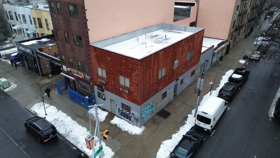 3202 31st Ave, Astoria, NY for sale - Primary Photo - Image 1 of 2