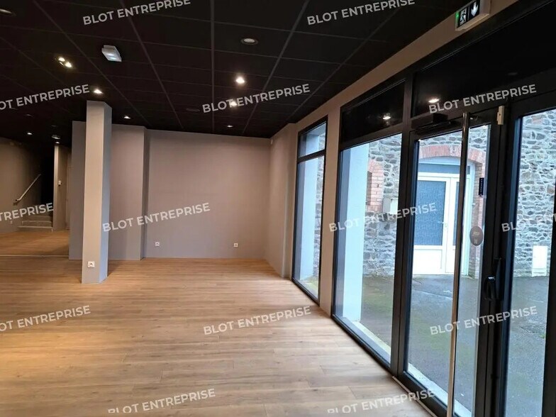 Office in Fougères for sale - Building Photo - Image 2 of 7