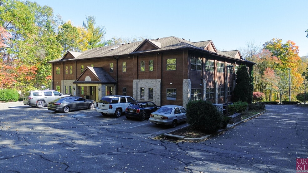 687 Straits Tpke, Middlebury, CT for sale - Building Photo - Image 3 of 19