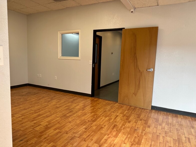 209 Ben White Blvd E, Austin, TX for lease - Building Photo - Image 3 of 5