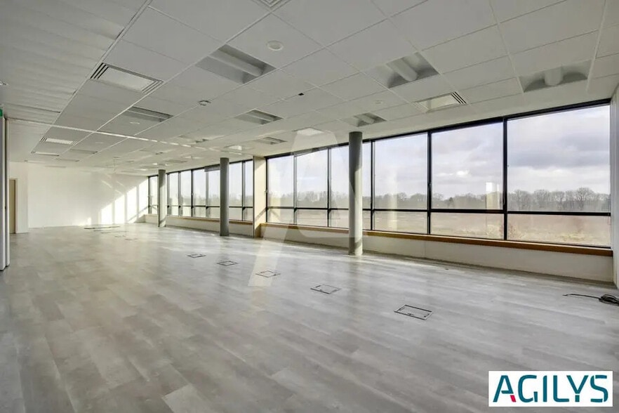 Office in Saclay for lease - Interior Photo - Image 1 of 12