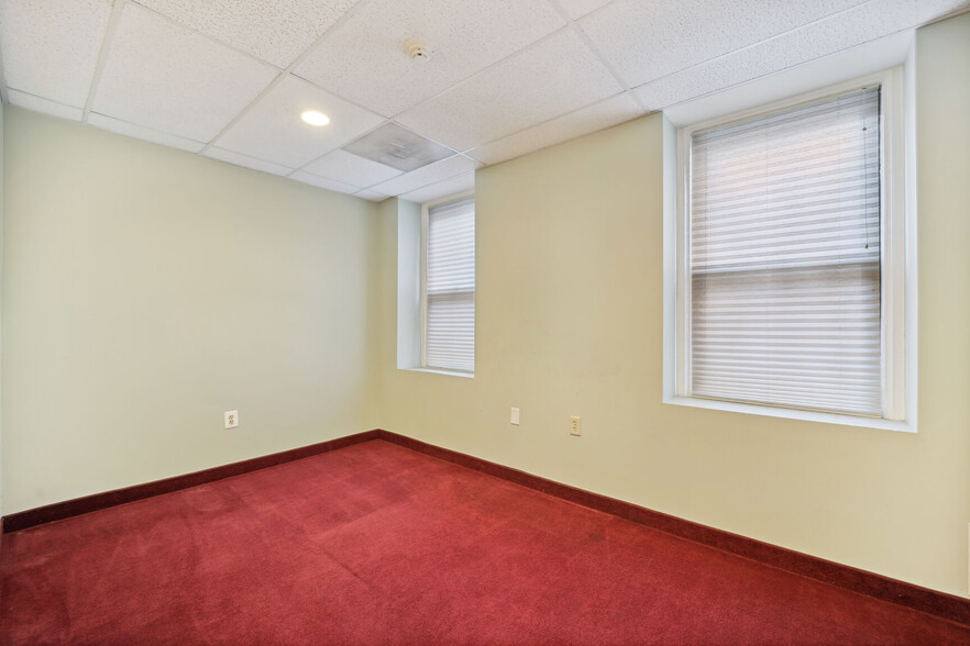 3520 Connecticut Ave NW, Washington, DC for lease - Interior Photo - Image 2 of 17