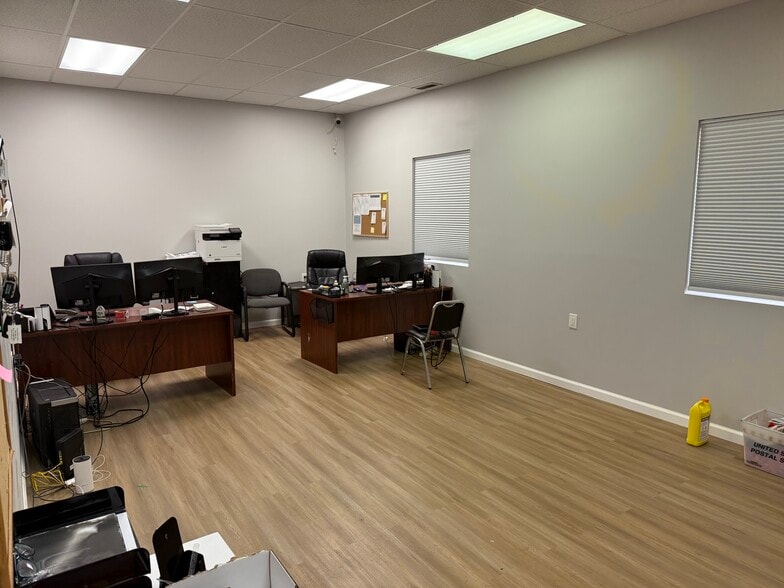 115 Toledo St, Farmingdale, NY for lease - Building Photo - Image 3 of 12