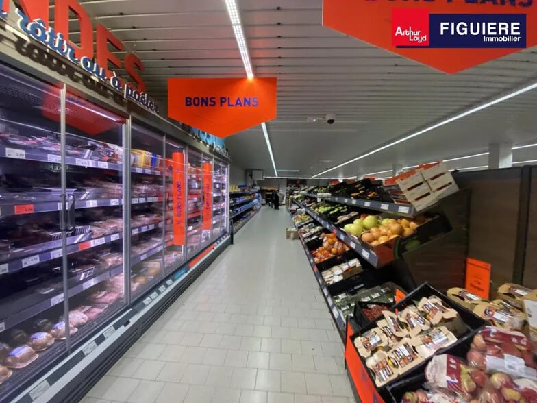 Retail in Saint-Martin-de-Crau for lease - Interior Photo - Image 3 of 11