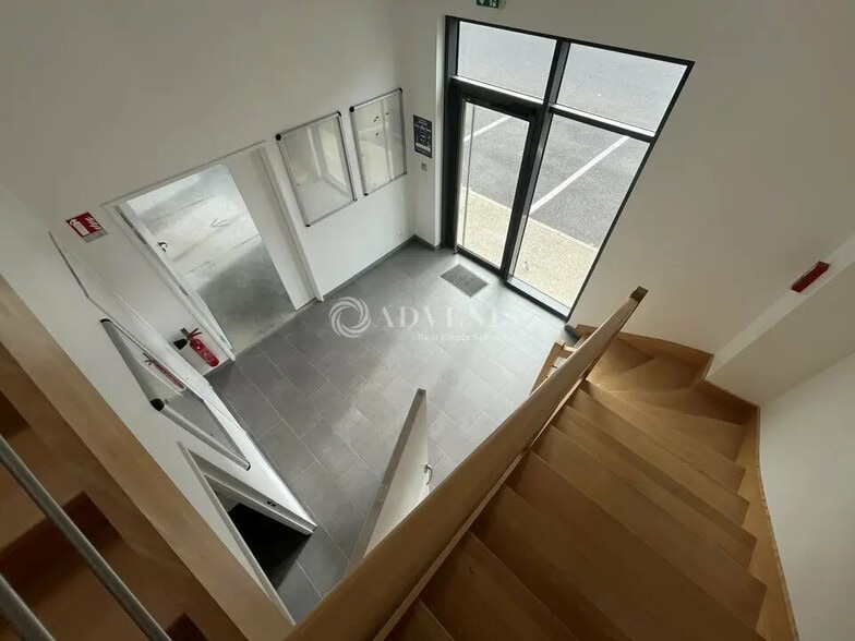 Flex in Lieusaint for sale - Interior Photo - Image 2 of 6