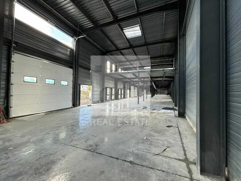 Flex in Bourgoin-Jallieu for lease - Building Photo - Image 3 of 12