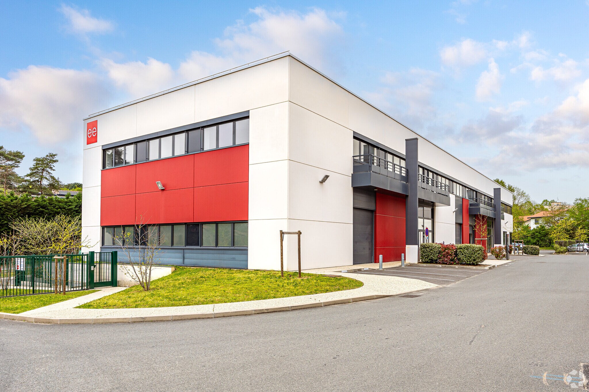 Flex in Dardilly for lease Primary Photo- Image 1 of 5