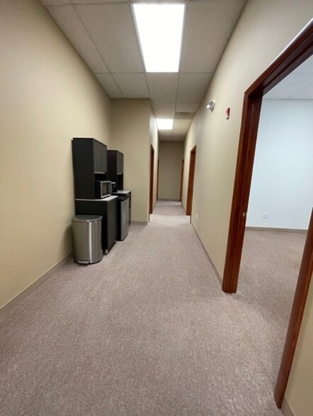 100 Corporate Dr, Trumbull, CT for lease - Building Photo - Image 3 of 14