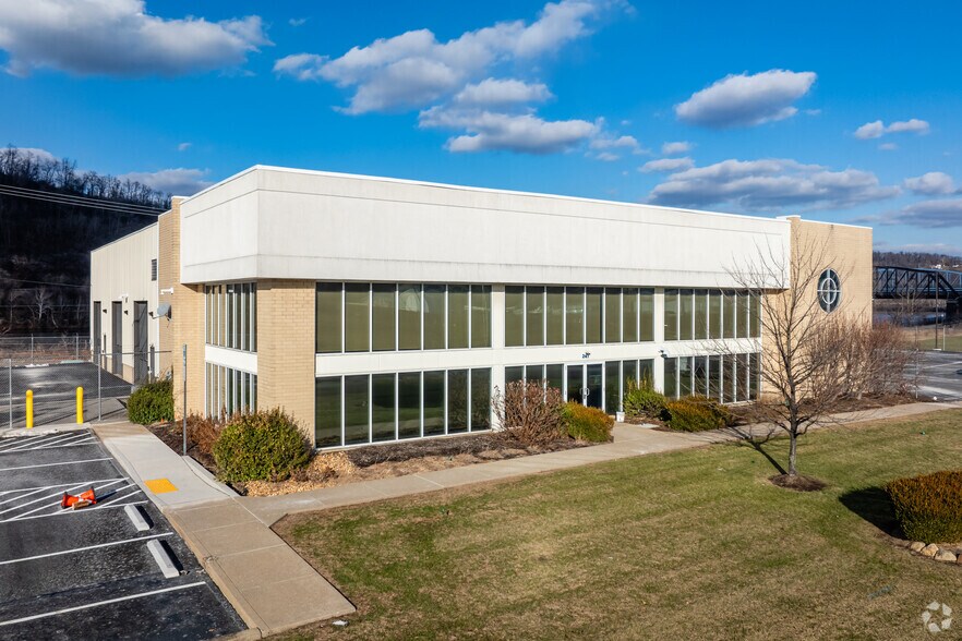 241 Center St, Mckeesport, PA for sale - Primary Photo - Image 1 of 1