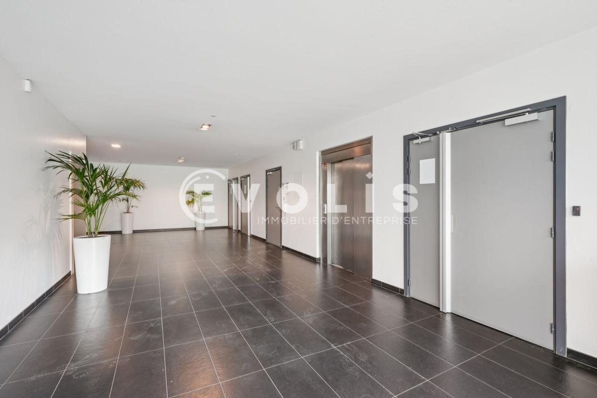 Office in Créteil for lease Building Photo- Image 1 of 12