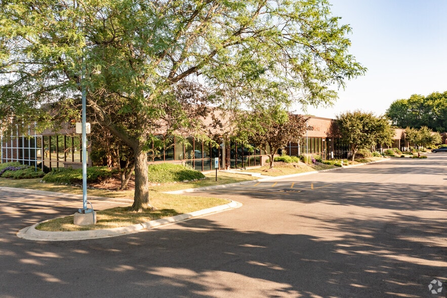 1300 Remington Rd, Schaumburg, IL for lease - Primary Photo - Image 1 of 9