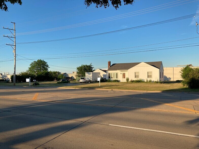 1033 Wheeling Rd, Wheeling, IL 60090