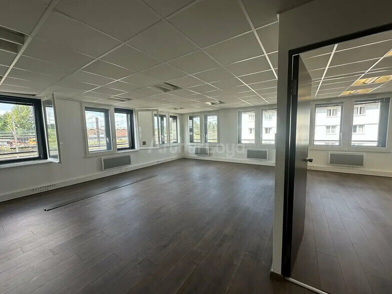 Office in Strasbourg for lease - Building Photo - Image 2 of 9