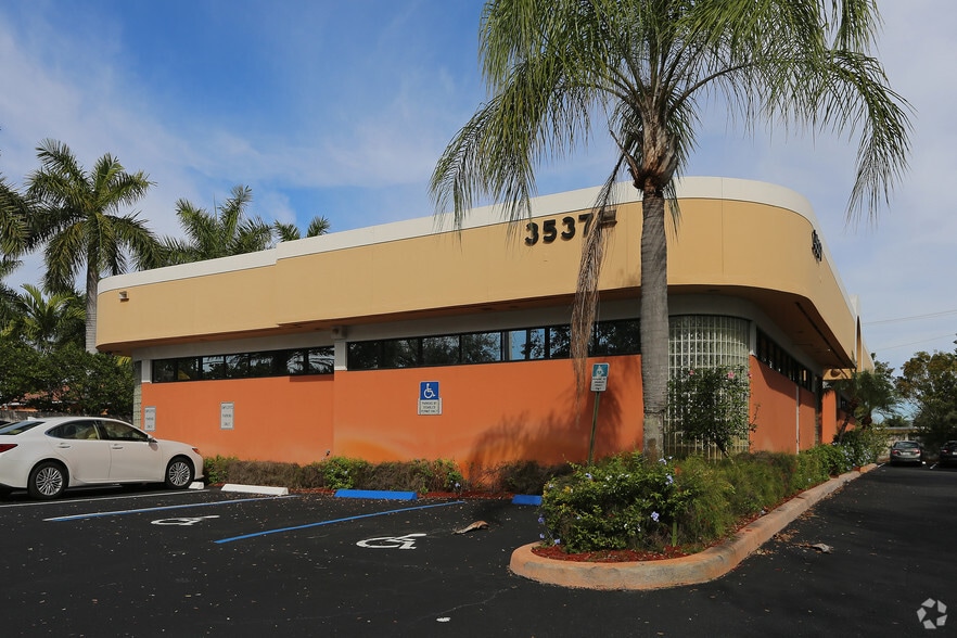 3537 Forest Hill Blvd, West Palm Beach, FL for lease - Primary Photo - Image 1 of 101