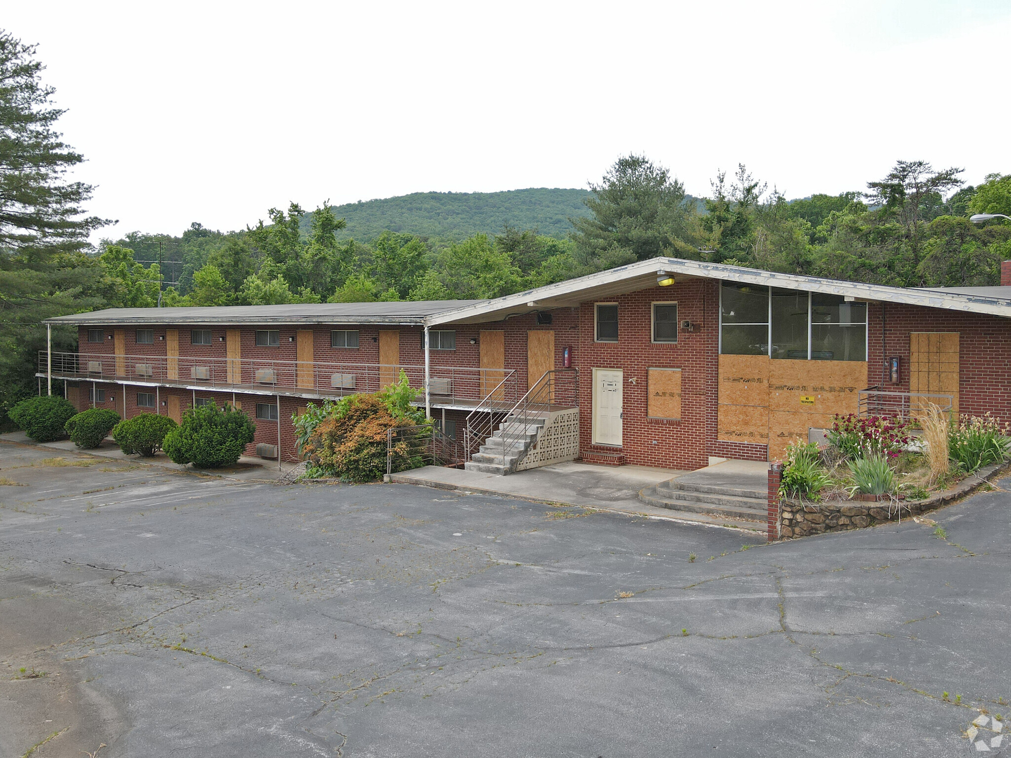 5063 Franklin Rd SW Roanoke VA 24014 Apple Valley Motel LoopNet   5063 Franklin Rd SW Roanoke VA Building Photo 8 LargeHighDefinition 