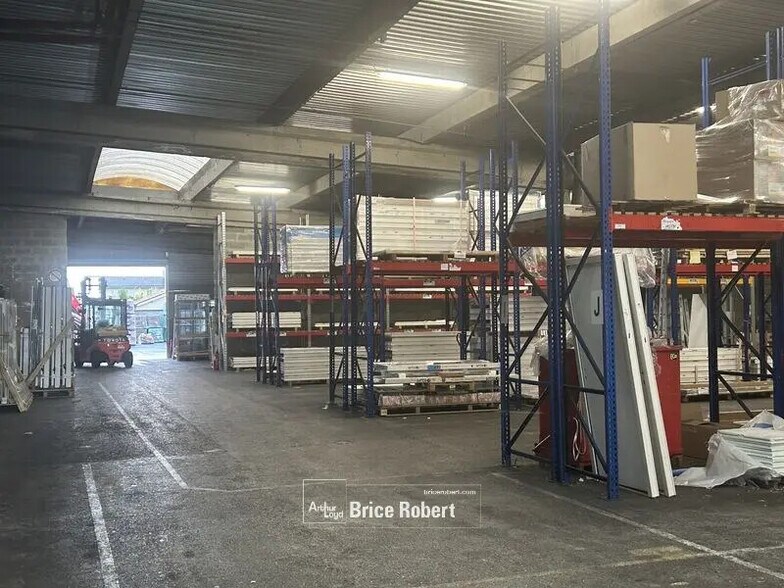 Flex in Beynost for lease - Interior Photo - Image 2 of 7