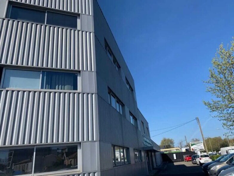 Office in Bègles for lease - Building Photo - Image 2 of 6
