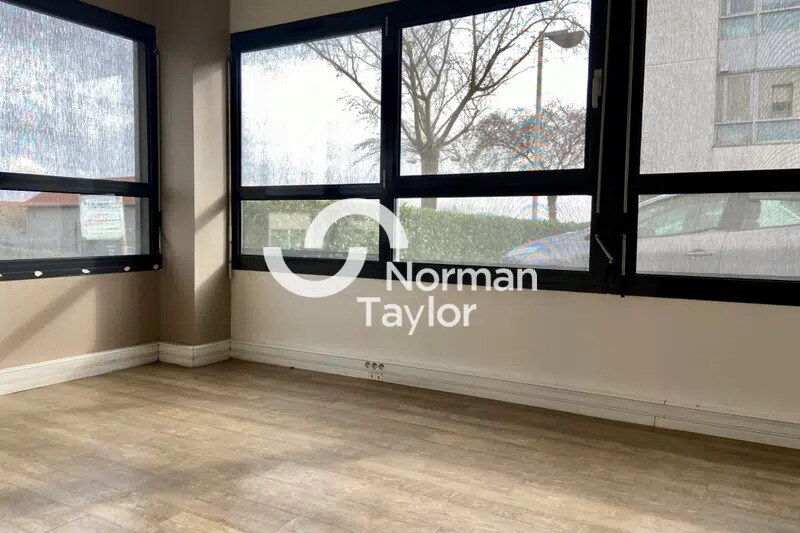 Office in Limas for lease - Building Photo - Image 1 of 5