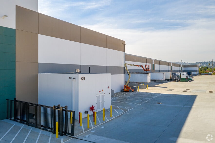 4260 N Harbor Blvd, Fullerton, CA for lease - Building Photo - Image 3 of 36