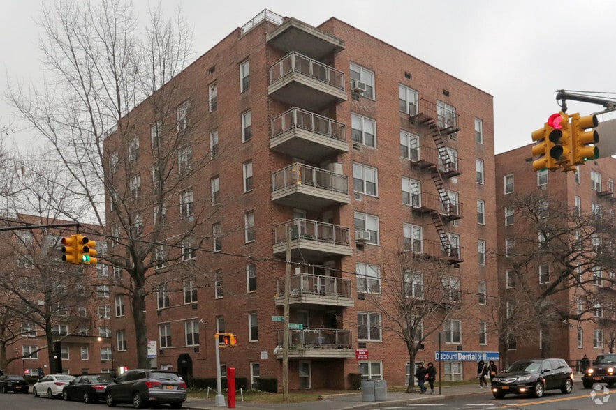 14210 Roosevelt Ave, Flushing, NY for sale - Primary Photo - Image 1 of 1