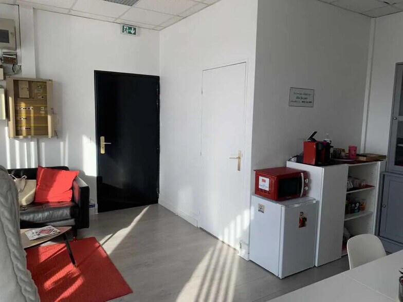 Office in Pontault-Combault for lease - Interior Photo - Image 2 of 7