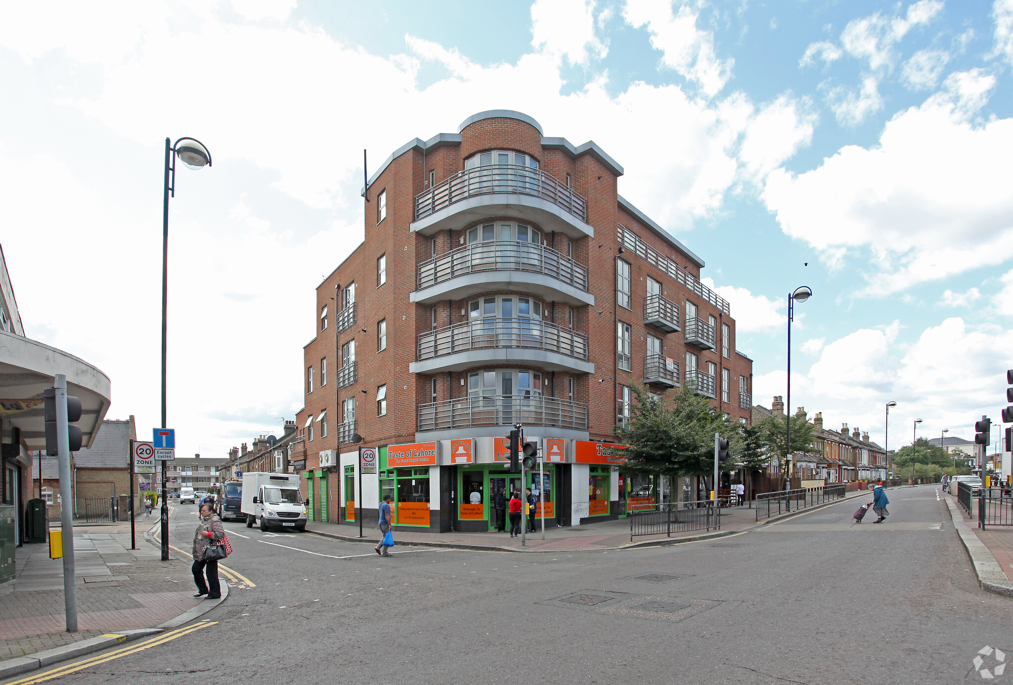 2-2B Hanworth Rd, Hounslow for sale Primary Photo- Image 1 of 4