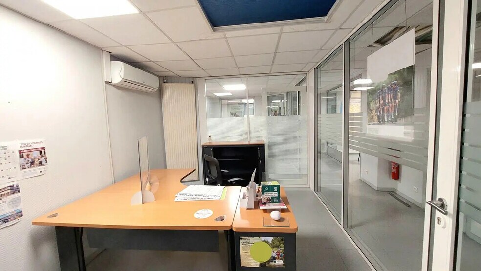 Retail in Antran for lease - Interior Photo - Image 3 of 7