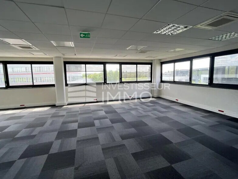 Office in Orly for lease - Interior Photo - Image 2 of 6