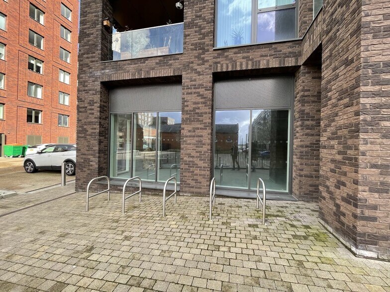 27 Shackleton Way, London for lease - Building Photo - Image 3 of 7