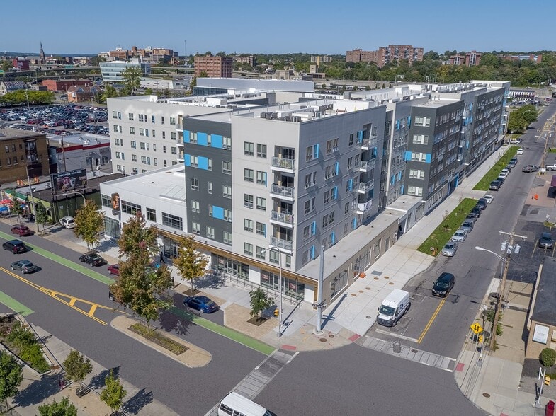 919 E Genesee St, Syracuse, NY for lease - Primary Photo - Image 1 of 2