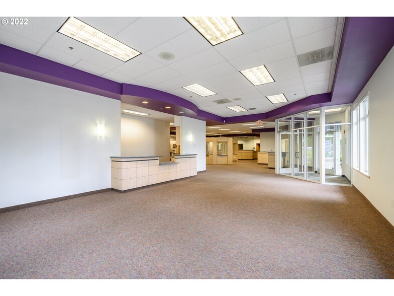 375 SE Norton Ln, Mcminnville, OR for lease - Lobby - Image 2 of 31