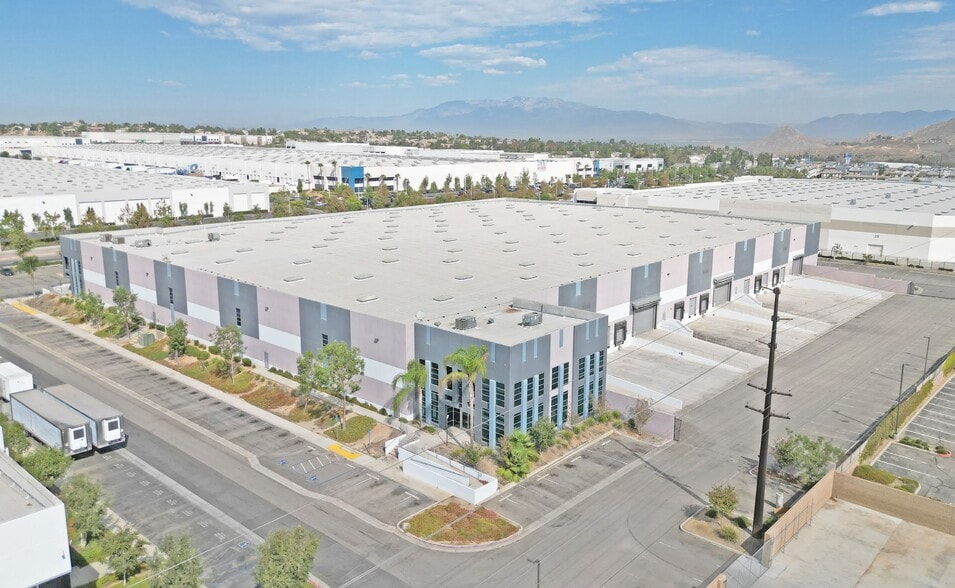 6250 Sycamore Canyon Blvd, Riverside, CA for lease - Building Photo - Image 3 of 6
