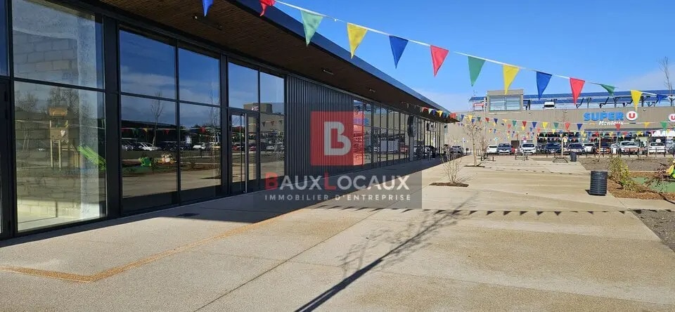 Retail in Monteux for lease - Building Photo - Image 3 of 5