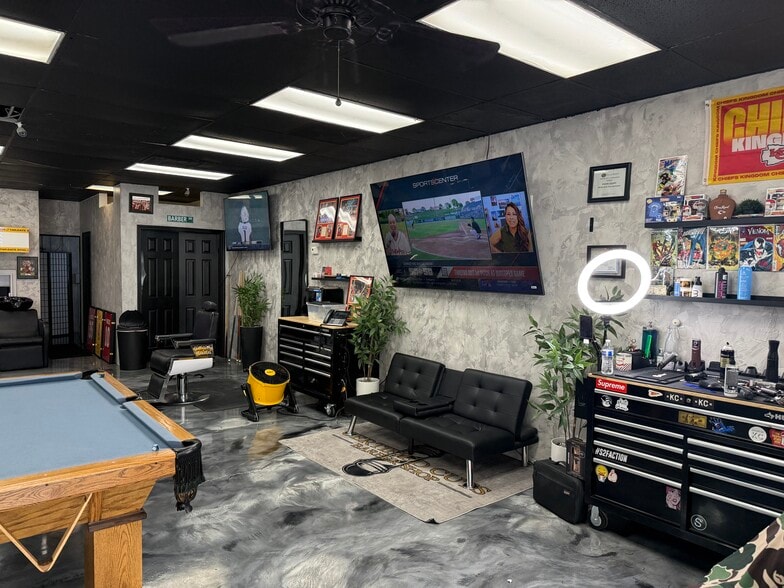 805-807 W Main St, Blue Springs, MO for sale - Building Photo - Image 3 of 12