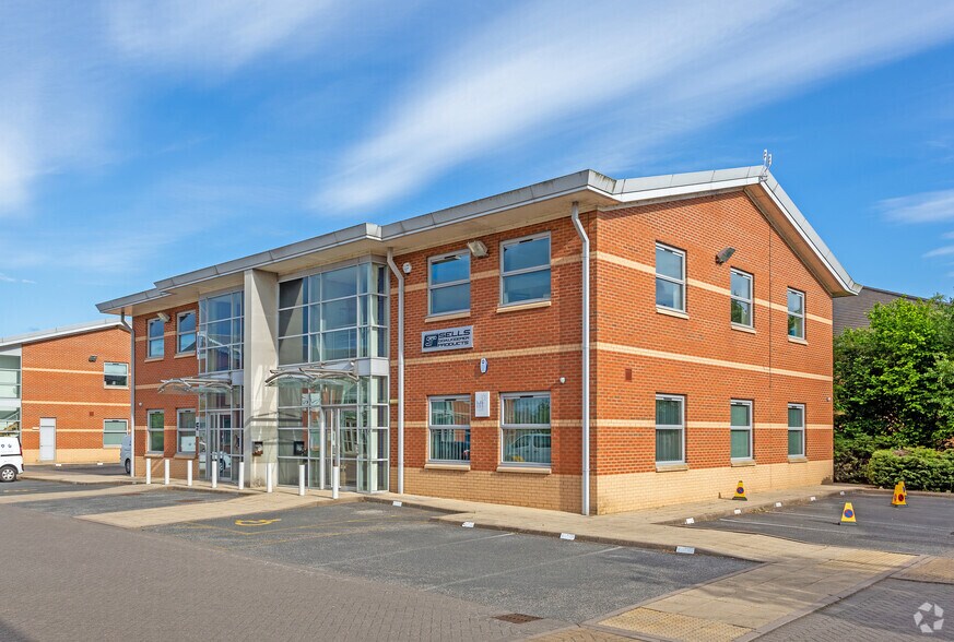 Calder Clos, Wakefield for lease - Primary Photo - Image 1 of 3