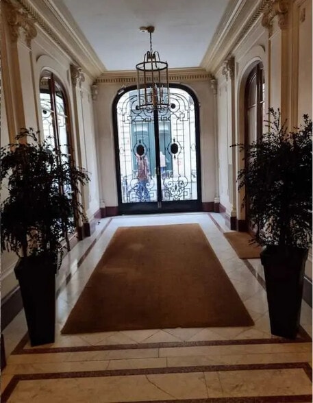 Office in Paris for lease - Building Photo - Image 2 of 17