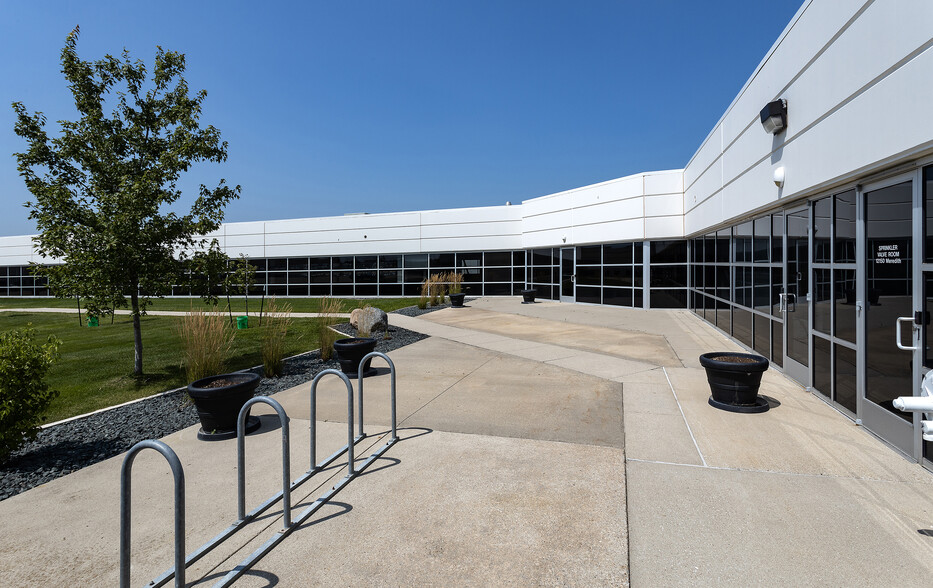 12150 Meredith Dr, Urbandale, IA for lease - Building Photo - Image 3 of 15