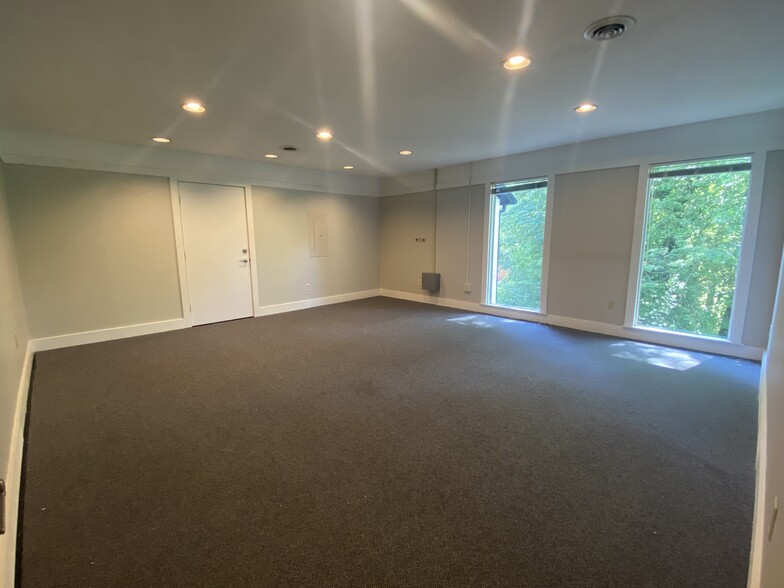 870 Wade Hampton Blvd, Greenville, SC for lease - Interior Photo - Image 2 of 11