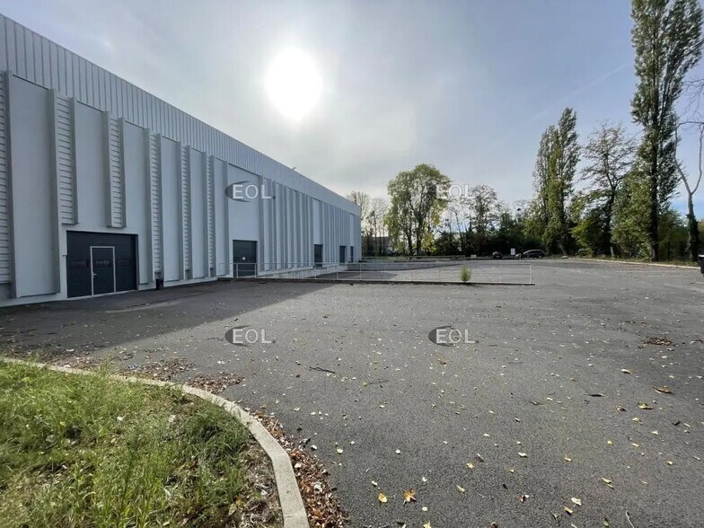 Industrial in SAINT-OUEN-L'AUMONE for lease - Building Photo - Image 3 of 4