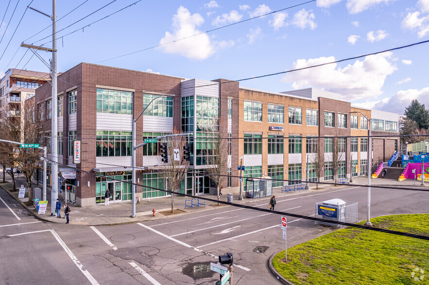 4204-4224 NE Halsey St, Portland, OR for lease - Primary Photo - Image 1 of 7