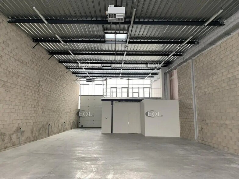 Flex in Le Coudray-Montceaux for lease - Interior Photo - Image 3 of 5