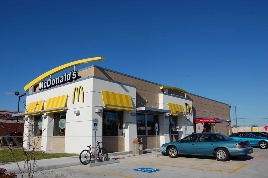 McDonalds' (GL), Walgreens & Vacant Bank portfolio of 2 properties for sale on LoopNet.com - Building Photo - Image 1 of 4