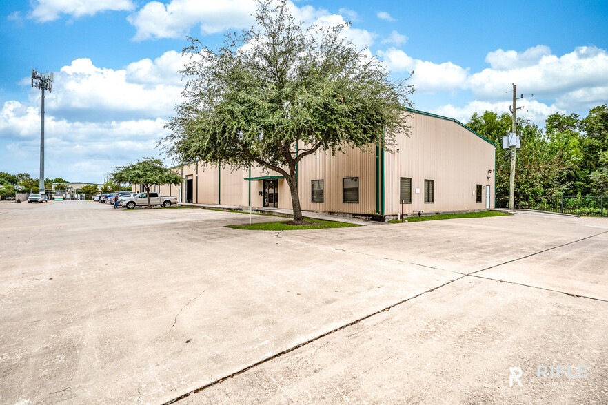 5726 Teague Rd, Houston, TX for lease - Building Photo - Image 1 of 8