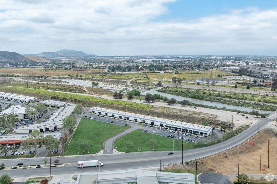 851 S Mount Vernon Ave, Colton, CA for lease - Building Photo - Image 3 of 9