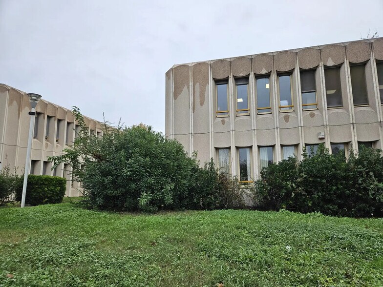 Office in Vitrolles for lease - Building Photo - Image 3 of 19