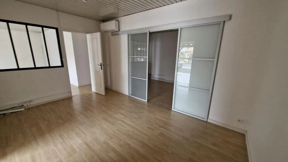 Retail in Eysines for lease - Interior Photo - Image 3 of 5