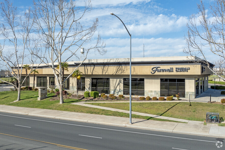 660 W Locust Ave, Fresno, CA for lease - Building Photo - Image 2 of 8